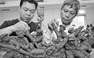 弘美爱游戏平台薛小飞与赵恩民创作抗震救灾泥塑作品
