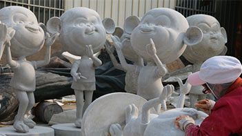 与玻璃钢爱游戏平台厂家弘美一起来领略皮皮猴家族的制作过程