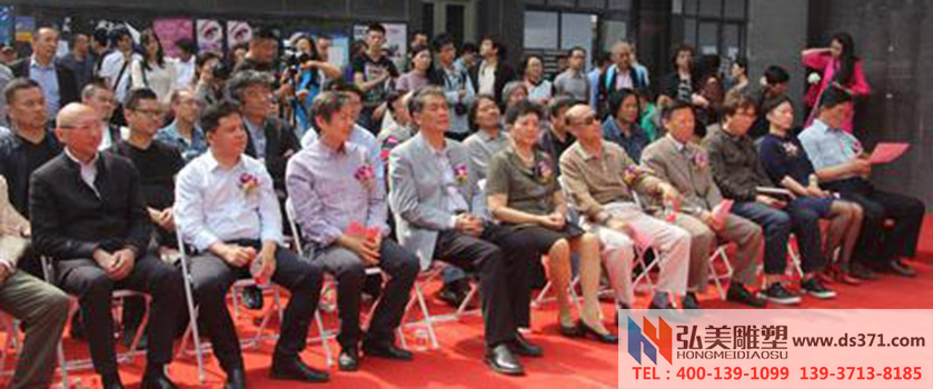 与会者认真聆听演讲嘉宾的发言